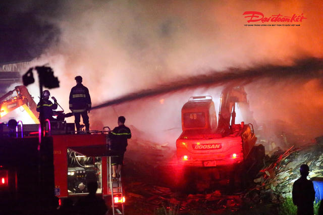 Giám đốc Công an Hà Nội chỉ đạo điều tra, làm rõ vụ cháy cụm kho, xưởng rộng 6.000m2