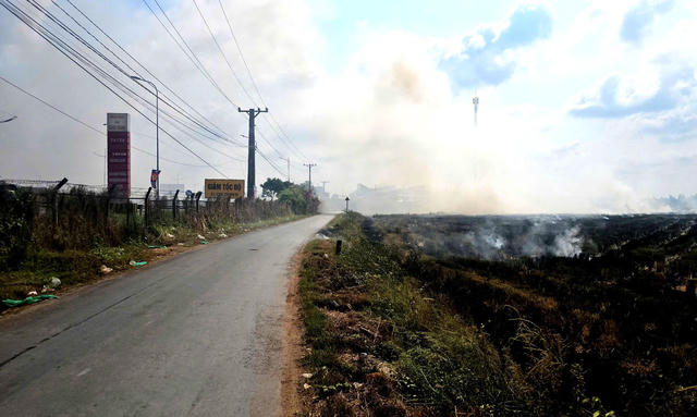 Khói đốt rơm rạ bao trùm cao tốc, tiềm ẩn nguy cơ tai nạn giao thông